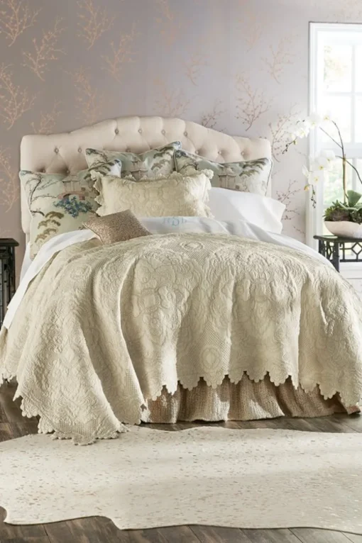 Marguerite Scalloped Quilt